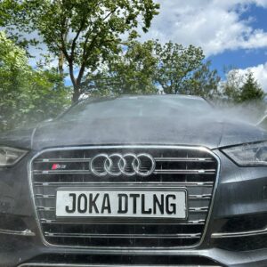 Abspülen eines Fahrzeugs mit Hochdruckreiniger bei der professionellen Außenreinigung