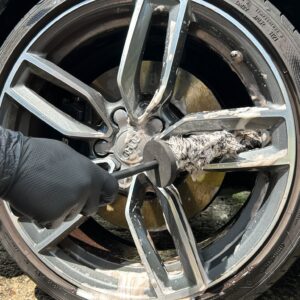 Intensive Felgenreinigung eines Fahrzeugs mit Felgenbürste bei der Außenaufbereitung