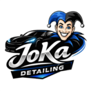 JoKa Detailing Logo mit Joker, schwarzem Sportwagen und blau-schwarzem Design für professionelle Autoreinigung.