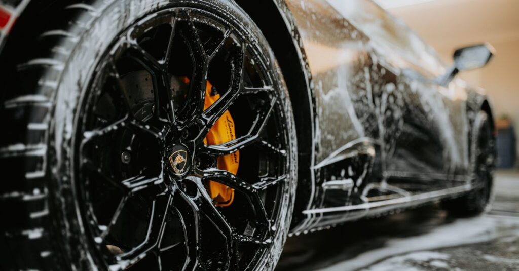 Eingeschäumtes Auto während einer Aussenreinigung.